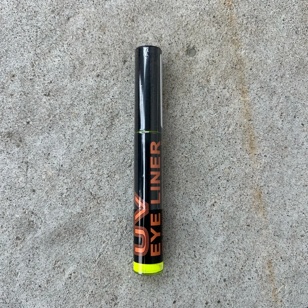 Neon yellow glow in the dark UV eyeliner